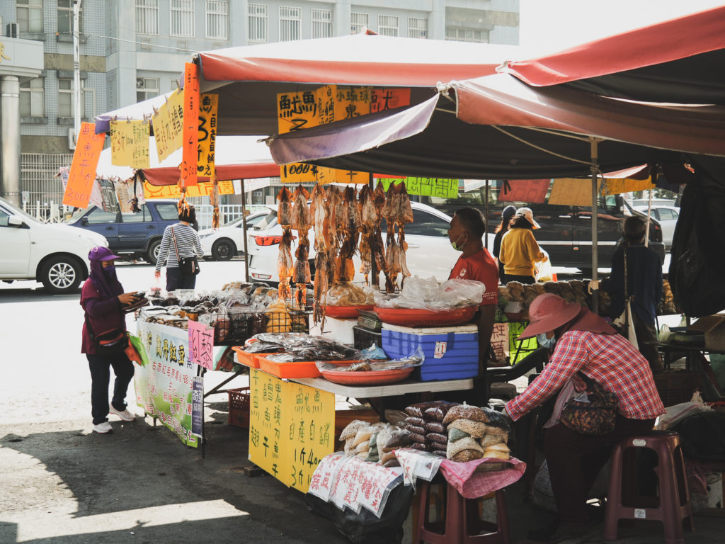 街拍東港漁市場外的攤販